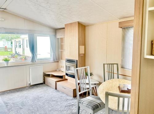 Χώρος καθιστικού στο Holiday Home caravan LOCHLANDS Forfar