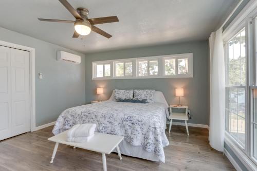 Un dormitorio con una cama y un ventilador de techo. en Porch and Deck Cliff View Haven Rocky Mount Gem, en Rocky Mount