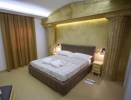 a bedroom with a bed with two towels on it at Tra Le Braccia di Morfeo in Terrasini