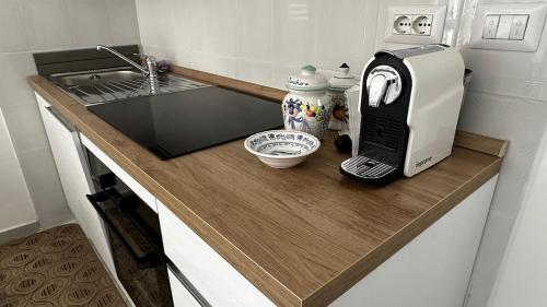 a kitchen counter with a microwave and a toaster at Villetta Piano Terra a 3 min dal mare 