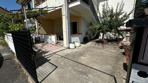 a house with a fence in front of it at Villetta Piano Terra a 3 min dal mare 