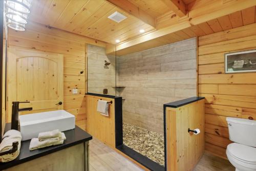 Bilik mandi di Peek A Boo Cabins: Cozy Cabin