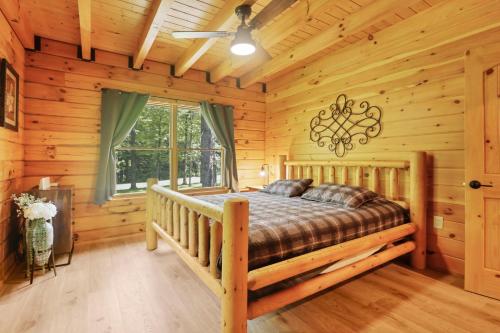 Katil atau katil-katil dalam bilik di Peek A Boo Cabins: Cozy Cabin