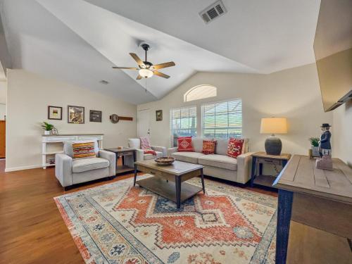 Ruang duduk di Old Whitmer Place Apache Junction
