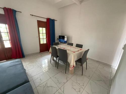 Televisyen dan/atau pusat hiburan di Appartement confortable à Morne-à-l'Eau - 54 m² avec balcon