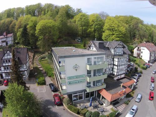 une vue aérienne sur un bâtiment d'une ville dans l'établissement Hotel Martina, à Bad Sooden-Allendorf