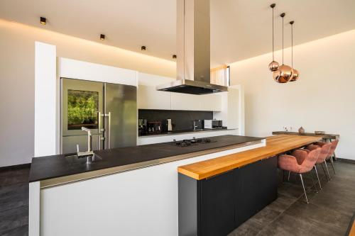 Dapur atau dapur kecil di BodRoomBnB Fully Private Villa in Yalıkavak for 20 Guests ,2 Pools & Botanical Garden Ideal for Events, Families & Friends