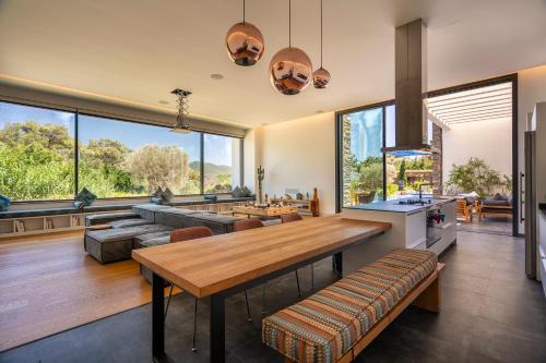 Ruang duduk di BodRoomBnB Fully Private Villa in Yalıkavak for 20 Guests ,2 Pools & Botanical Garden Ideal for Events, Families & Friends