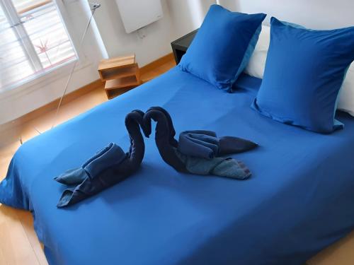 Deux cygnes noirs sont assis sur un lit dans l'établissement Pittoresquia Paris Gare de l'Est, à Paris