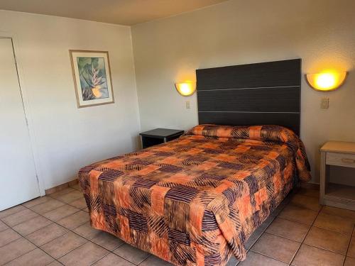 a bedroom with a large bed in a room at Star Motel in San Diego