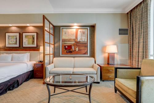 una camera d'albergo con letto e tavolino di Solstice Studio at MGM Signature Tower 3 BALCONY STRIP VIEW F1 TRACK VIEW a Las Vegas