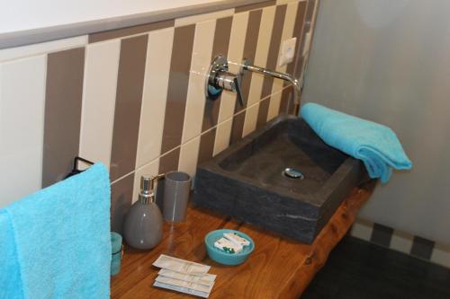 a bathroom with a sink on a wooden table at Invito al viaggio in Giardini Naxos