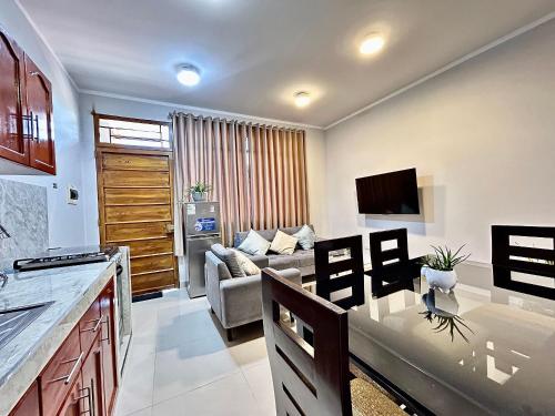 una sala de estar con un sofá y una mesa en Depa a 5min centro 2HAB con A/C Terraza y Parrilla, en Tarapoto