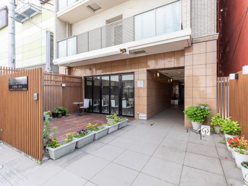 um edifício de escritórios com um pátio com plantas em Hotel Excellence Kyoto Station Hachijo em Quioto