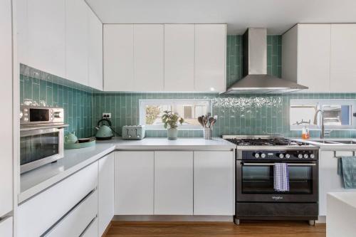 Una cocina o zona de cocina en Marina Blue - Bold Bayside Charm by the Foreshore