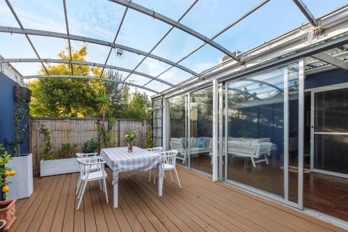 Un balcón o terraza de Marina Blue - Bold Bayside Charm by the Foreshore