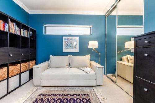 Zona de estar de Marina Blue - Bold Bayside Charm by the Foreshore