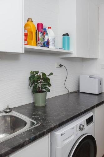 Una cocina o zona de cocina en Marina Blue - Bold Bayside Charm by the Foreshore