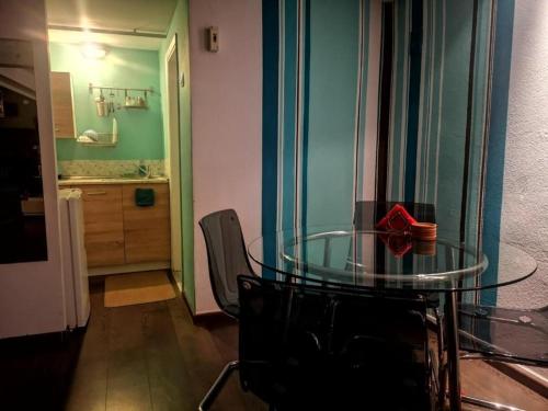 Una mesa de cristal en una habitación con baño. en Loft for 4 to the center of Thessaloniki, en Tesalónica