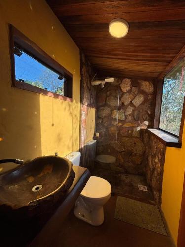 a bathroom with a sink and a toilet at Cabana no coração do cerrado in Alto Paraíso de Goiás
