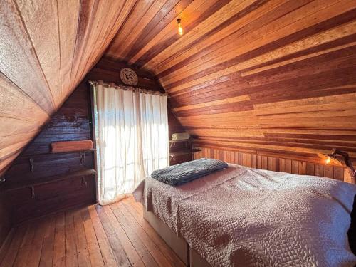 a bedroom with a wooden ceiling with a bed at Cabana no coração do cerrado in Alto Paraíso de Goiás