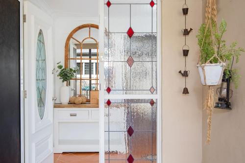 una porta a vetri in cucina con bancone di The Lake House - Waterfront Haven with Granny Flat a Karraganbah