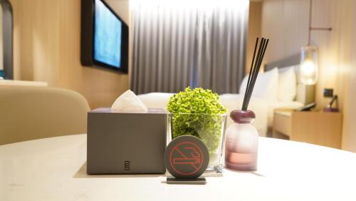 Télévision ou salle de divertissement dans l'établissement Elong Hotel Jakarta PIK