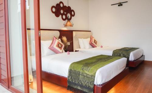 Postel nebo postele na pokoji v ubytování Happy Resort Siem Reap