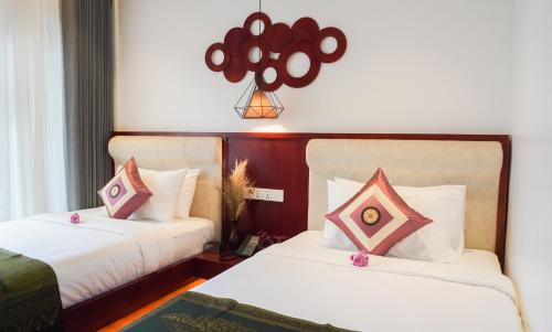 Postel nebo postele na pokoji v ubytování Happy Resort Siem Reap
