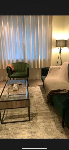 Un lugar para sentarse en Entire Apartment Tonbridge Centre