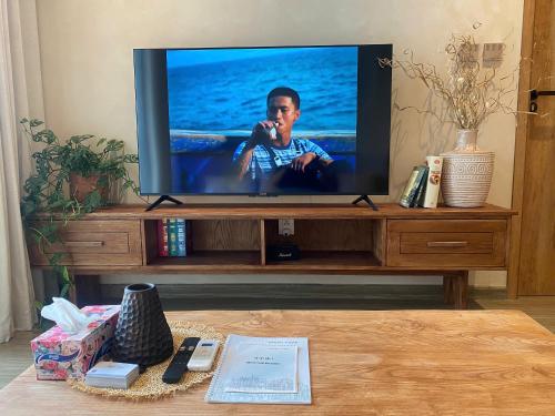 TV a/nebo společenská místnost v ubytování Green Home - Vinhomes Smart City