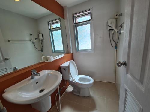 ein Badezimmer mit einer weißen Toilette und einem Waschbecken in der Unterkunft AMARA Pool Villa at Boulevard Tuscany ChaAm HuaHin in Cha-am