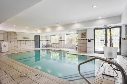 Bazén v ubytování Country Inn & Suites by Radisson, Savannah Southside nebo v jeho okolí