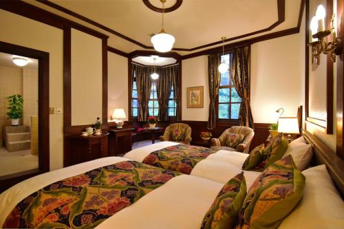 a bedroom with a bed in a room at La Neige Nishikan in Hakuba