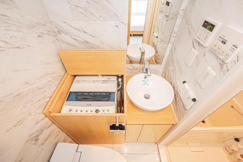 une vue aérienne d'une salle de bain avec un lavabo dans l'établissement japan house edogawabashi 2, à Tokyo
