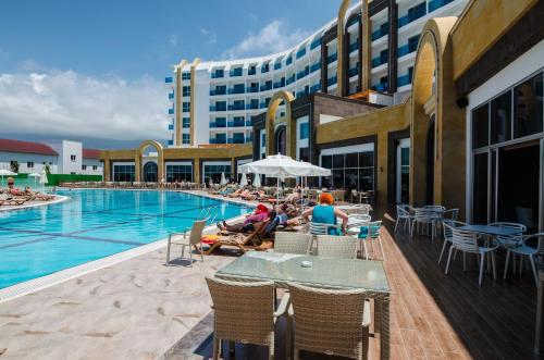 The Lumos Deluxe Resort Hotel & Spa 내부 또는 인근 수영장