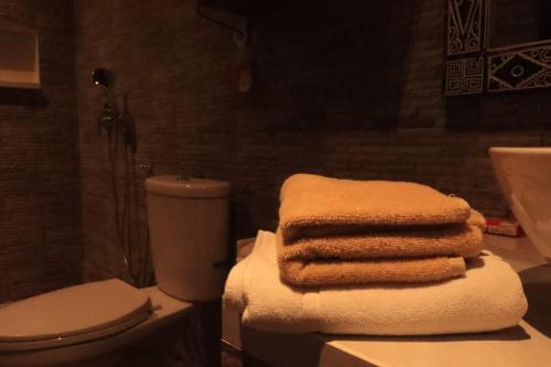 bagno con servizi igienici e un mucchio di asciugamani di ASTAGINA VILLA ad Ubud
