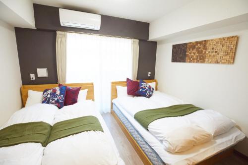 une chambre avec deux lits et une fenêtre dans l'établissement SG Premium KASAI - Vacation STAY 44284v, à Tokyo