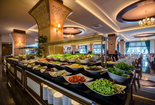 ein Buffet mit vielen Tellern voller Essen in der Unterkunft The Lumos Deluxe Resort Hotel & Spa in Kargıcak
