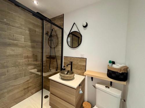 une salle de bain avec une douche avec un lavabo et des toilettes dans l'établissement La Picholine, à Tourves