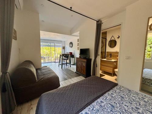 une chambre avec un lit et un salon dans l'établissement La Picholine, à Tourves