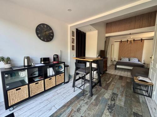 - un salon avec une table et une horloge murale dans l'établissement La Picholine, à Tourves