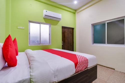 Ένα ή περισσότερα κρεβάτια σε δωμάτιο στο Super Hotel O Shivayy Majestic