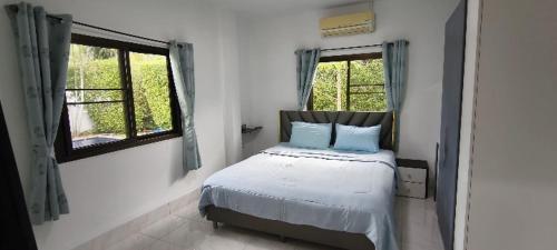 En eller flere senge i et værelse på Villa Lilly