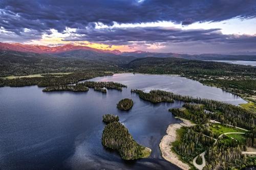 Una vista aérea de un lago con árboles en el agua. en Moose Ridge Cabin cabin, en Grand Lake