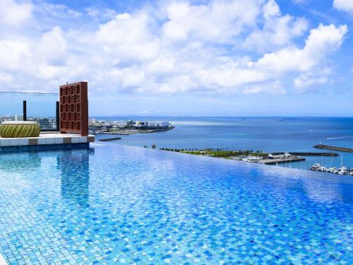 Bazén v ubytování Okinawa Prince Hotel Ocean View Ginowan nebo v jeho okolí