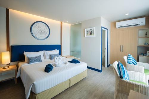 Postel nebo postele na pokoji v ubytování Phuket Boat Quay Hotel Panwa Beach