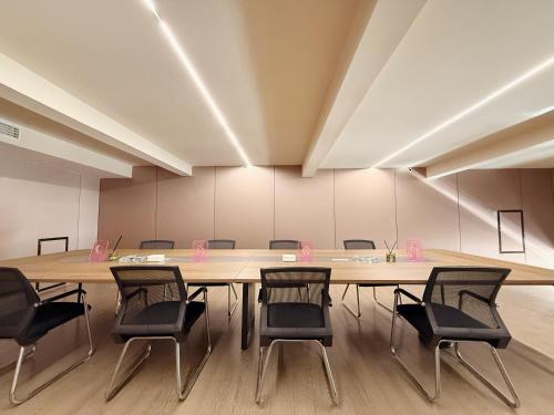 a conference room with a large table and chairs at Shanghai Zhuzhu Hotel - 24-hour free airport pick-up and drop-off at Pudong Airport in Shanghai