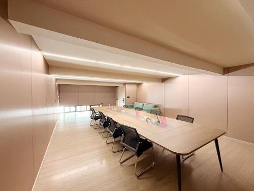 a long conference room with a long table and chairs at Shanghai Zhuzhu Hotel - 24-hour free airport pick-up and drop-off at Pudong Airport in Shanghai