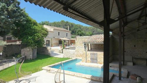 Kolam renang di atau dekat dengan Stone Villa With Pool Between Uzès And Avignon